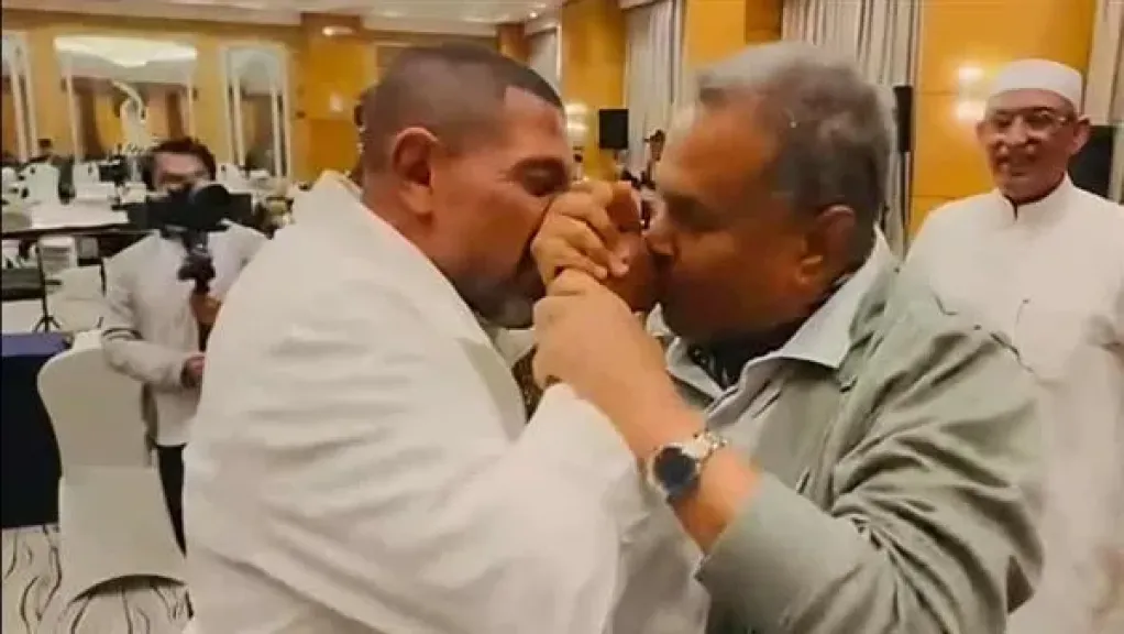 محمد عبده يقبل يد المايسترو هاني فرحات ويعلق: نكيد العوازل بقى