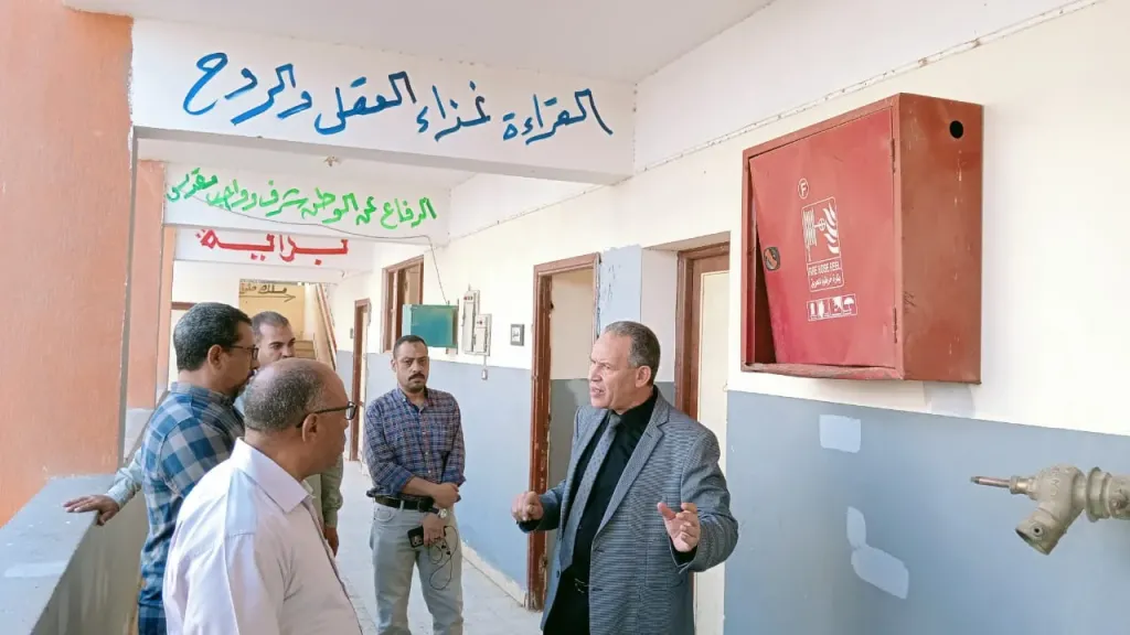 خلال تفقده لمدارس صدفا.. مدير تعليم أسيوط يحيل مديرى مدرستين للتحقيق لتقصيرهم فى العمل
