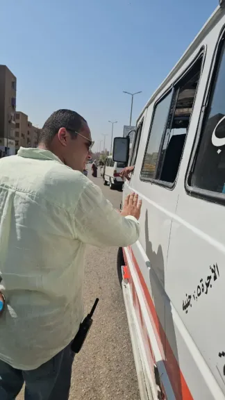 ضابط يساعد سيدة على استقلال سيارة ويدفع الأجرة بدلًا منها بـ قنا: ”احنا تحت أمرك يا أمي.. اركبي وارتاحي”