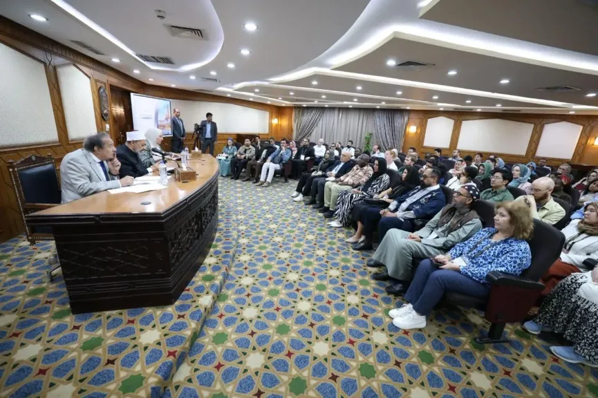 شيخ الأزهر يحاضر وفد شباب مجلس الكنائس العالمي حول وسطية الإسلام وأهمية الحوار بين الأديان