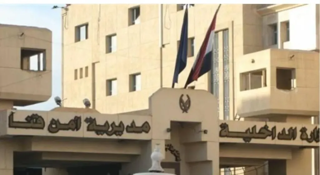 بقصد الإتجار في المخدرات.. القبض على 3 مسجلين خطر بحوزتهم كيلو شابو وحشيش بقنا