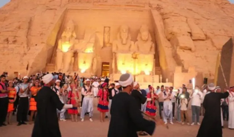 مهرجان أسوان يحتفل بتعامد الشمس على وجه رمسيس الثاني بعروض فلكلورية مبهجة
