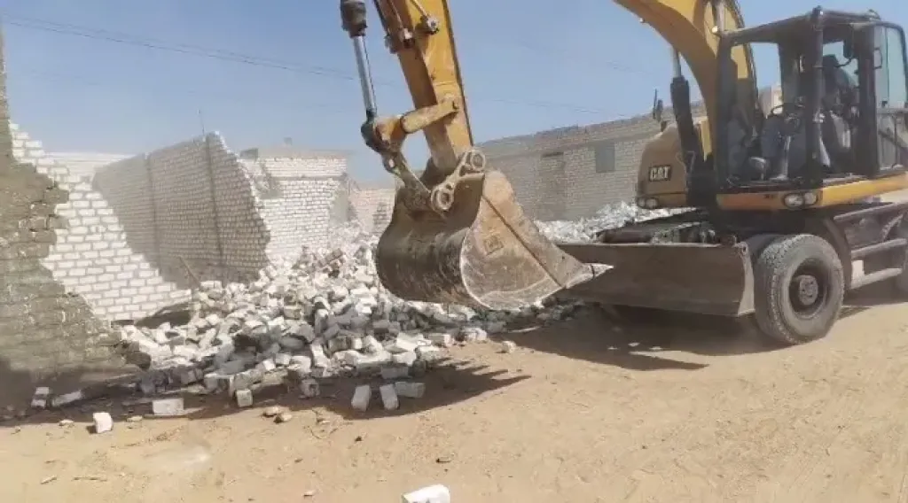 محافظ أسيوط: استرداد 71 فدانًا و2555 متر مربع خلال إزالة 33 حالة تعدي
