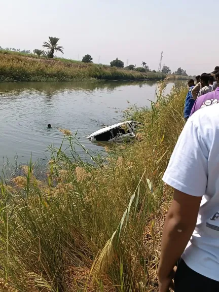 بينهم سيدات.. إصابة 10 أشخاص إثر حادث انقلاب ميكروباص داخل ترعة في قنا