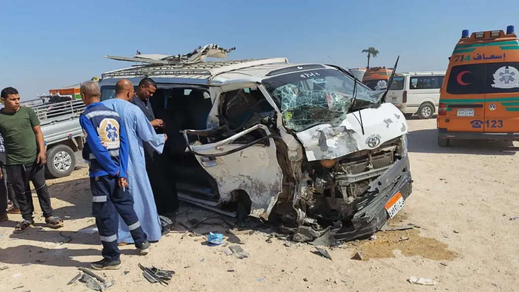 إصابة 11 شخصًا في تصادم ربع نقل وميكروباص بطريق أسيوط/ منفلوط الزراعي