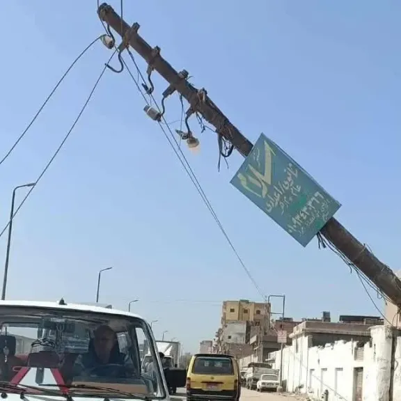 ميل عامود إنارة وسقوط أسلاك كهربائية أمام شركة الزيوت والصابون بالمحلة