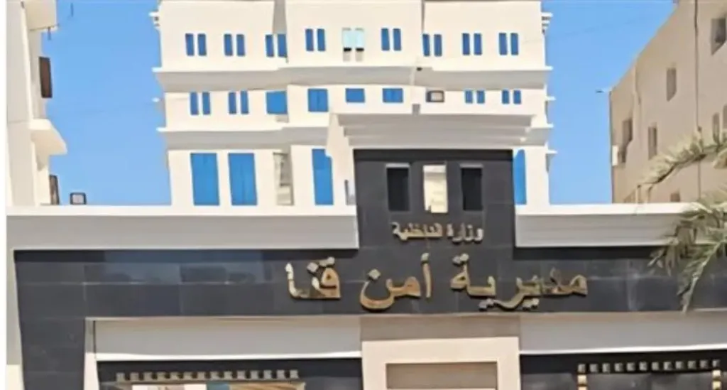 بحوزتهم 12 قطعة سلاح وذخيرة.. القبض على 10 أشخاص خلال حملة أمنية مكبرة في قرية بقنا