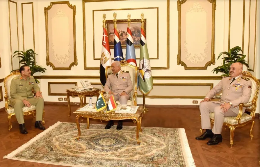 وزير الدفاع ورئيس الأركان يبحثان التعاون العسكري المشترك مع رئيس أركان القوات البرية الباكستانية