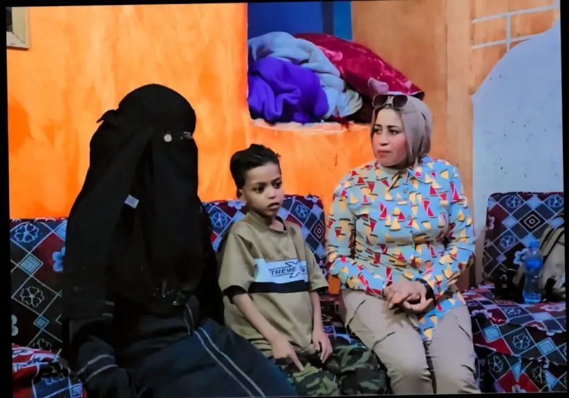 تحمل ابنها على كتفيها 10 سنوات.. استغاثة أم بالمسئولين صغيرها يحتاج عملية زرع قلب في قنا: كل 21 يوم بيشفط المية من بطنه
