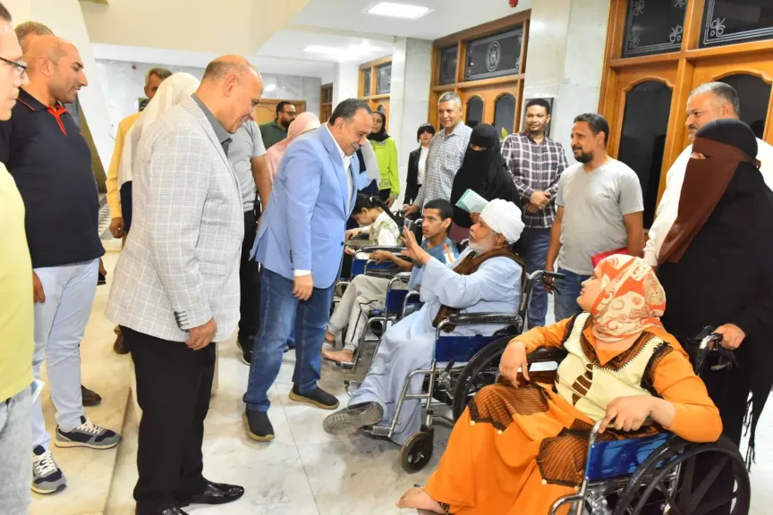 محافظ أسيوط يسلم كراسي كهربائية وماكينات خياطة لذوي الهمم والسيدات المعيلات ضمن... محافظ أسيوط يسلم كراسي كهربائية وماكينات خياطة لذوي الهمم والسيدات المعيلات ضمن مبادرات الحماية الإجتماعية
