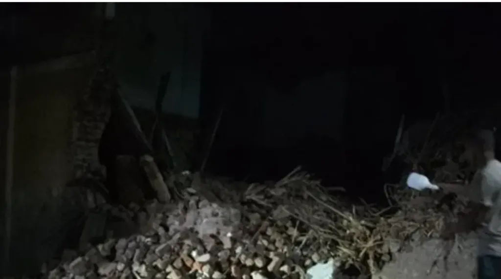 العناية الإلهية أنقذت السكان.. انهيار جزئي لمنزل مبني بالطوب اللبن في قنا العناية الإلهية أنقذت السكان.. انهيار جزئي لمنزل مبني بالطوب اللبن في قنا