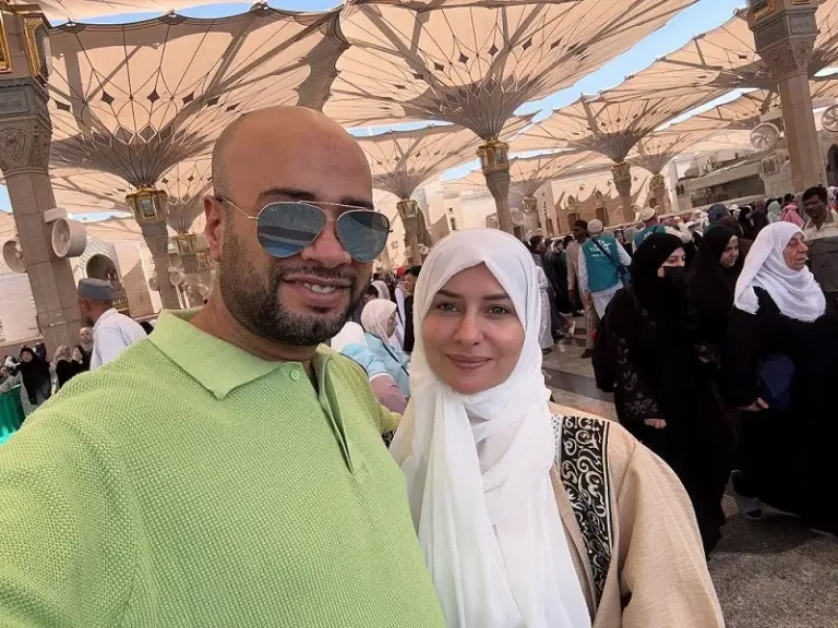 حاتم صلاح يحتفل بشهر العسل رفقة زوجته من المسجد النبوي| صور حاتم صلاح يحتفل بشهر العسل رفقة زوجته من المسجد النبوي| صور