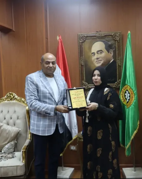 مدير المديرية يكرم ابنتي إدارة المراجعة الداخلية والحوكمة الحاصلتين علي درجة الدكتوراه مدير المديرية يكرم ابنتي إدارة المراجعة الداخلية والحوكمة الحاصلتين علي درجة الدكتوراه