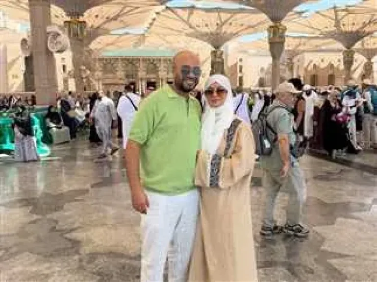 عقب حفل زفافهما.. حاتم صلاح  في أول ظهور بصحبة زوجته أثناء... عقب حفل زفافهما.. حاتم صلاح  في أول ظهور بصحبة زوجته أثناء أداء مناسك العمرة