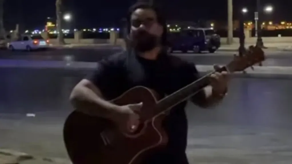 تفاصيل حادث الفنان علي رؤوف صاحب فيديو ”أنا بشحت بالجيتار” تفاصيل حادث الفنان علي رؤوف صاحب فيديو ”أنا بشحت بالجيتار”
