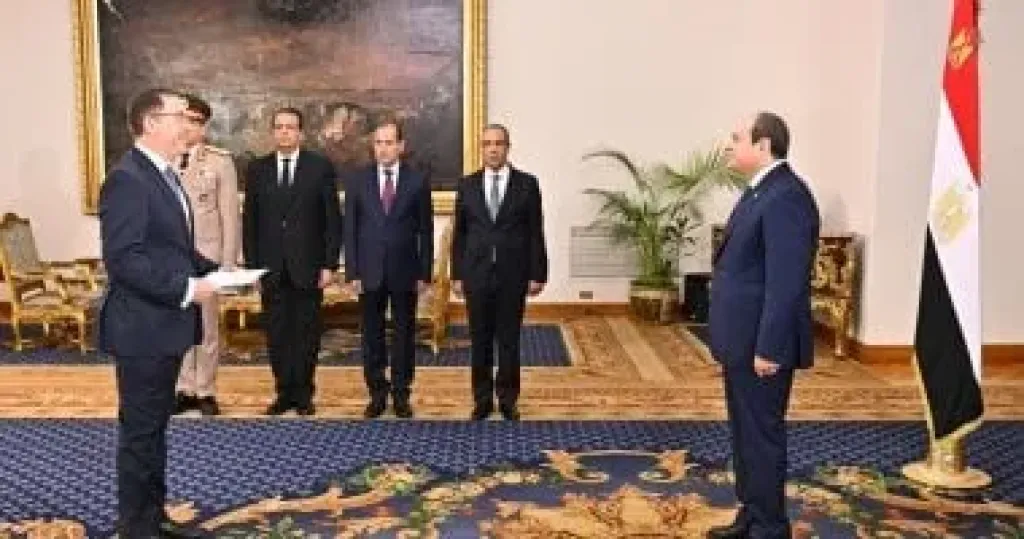 السفيرالبريطاني الجديد يقدم أوراق اعتماده للرئيس السيسى ويؤكد علي الشراكة الراسخة بين... السفيرالبريطاني الجديد يقدم أوراق اعتماده للرئيس السيسى ويؤكد علي الشراكة الراسخة بين بلدينا