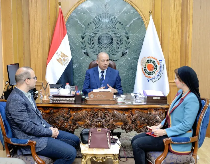 رئيس جامعة المنصورة يلتقي إدارة مكتب العلاقات الدولية رئيس جامعة المنصورة يلتقي إدارة مكتب العلاقات الدولية