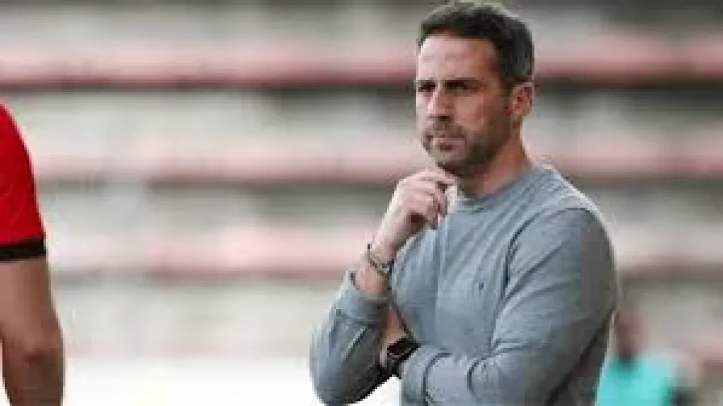 فيريرا يشرح بعض الجوانب الخططية للاعبي الزمالك فيريرا يشرح بعض الجوانب الخططية للاعبي الزمالك