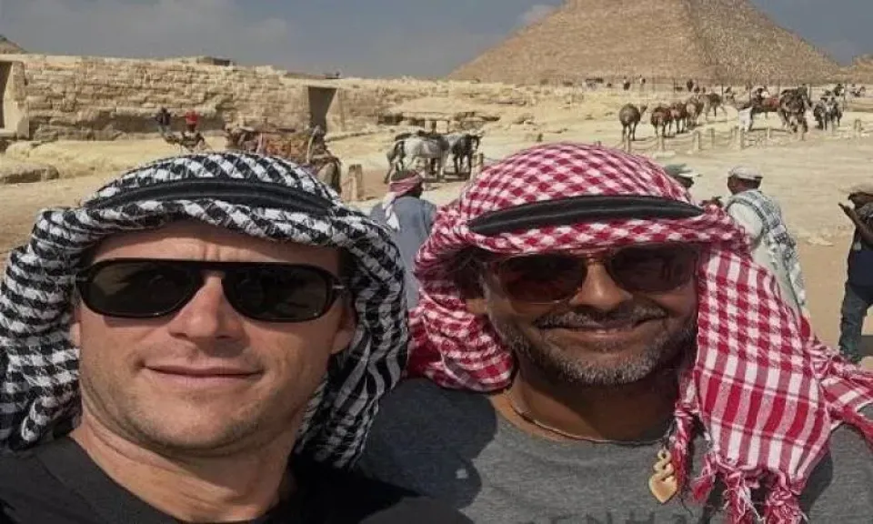 سكوت إيستوود يختتم زيارته إلى مصر بجولة جوية فوق الأهرامات سكوت إيستوود يختتم زيارته إلى مصر بجولة جوية فوق الأهرامات
