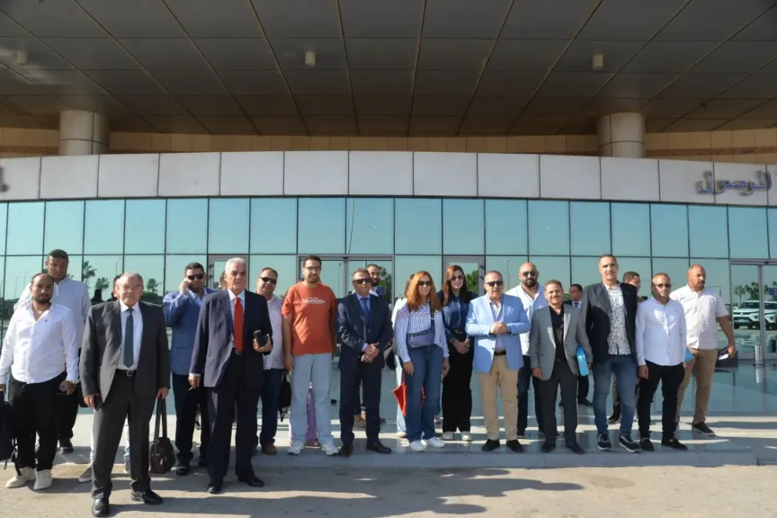 بعد توقفه سنوات.. محافظ أسيوط يستقبل الرحلة الجوية المنتظمة بين القاهرة وأسيوط بعد توقفه سنوات.. محافظ أسيوط يستقبل الرحلة الجوية المنتظمة بين القاهرة وأسيوط