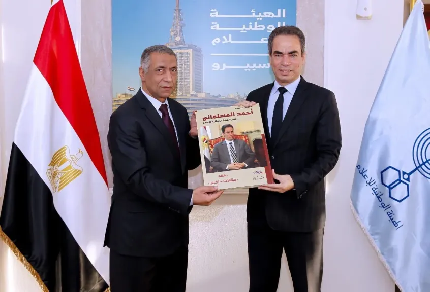 رئيس “الوطنية للإعلام” يتسلّم المجلد الوثائقي بأرشيفه الصحفي رئيس “الوطنية للإعلام” يتسلّم المجلد الوثائقي بأرشيفه الصحفي