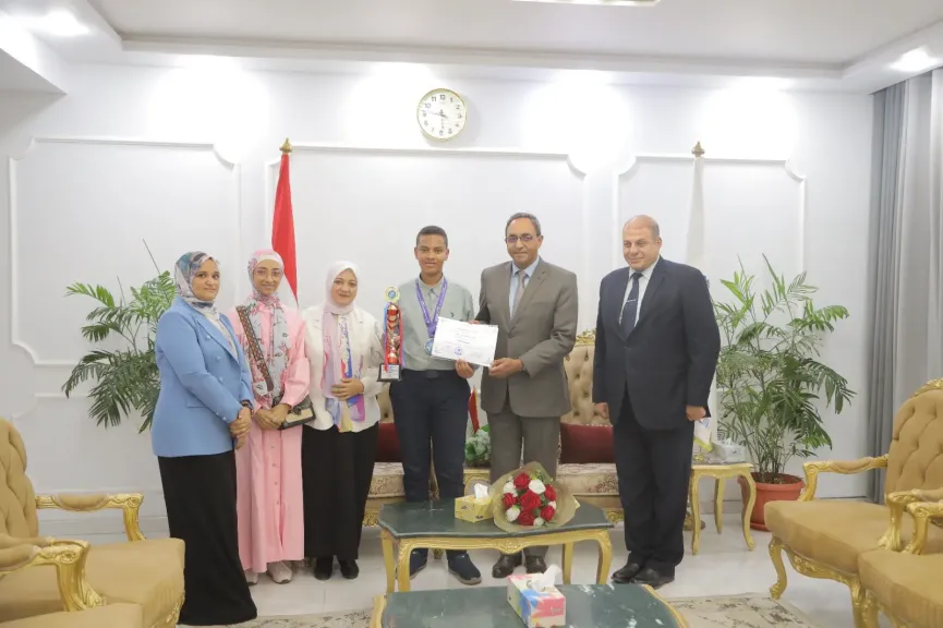 محافظ قنا يكرم الطالب مروان تامر لفوزه بالمركز الثالث عالميًا في تصميم... محافظ قنا يكرم الطالب مروان تامر لفوزه بالمركز الثالث عالميًا في تصميم المواقع الإلكترونية بماليزيا