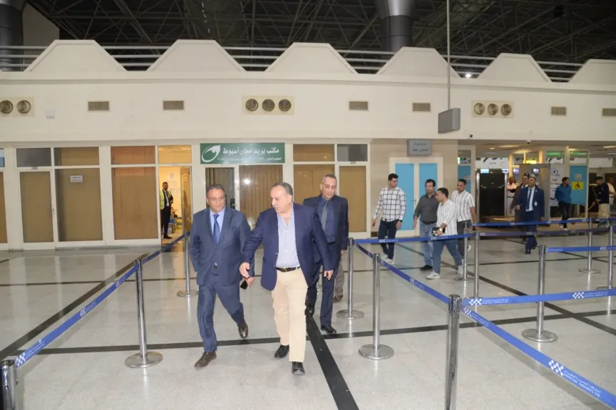 محافظ أسيوط يتابع مغادرة الرحلة الجوية المنتظمة إلى القاهرة ضمن جهود تعزيز الربط الجوي ودفع التنمية في الصعيد