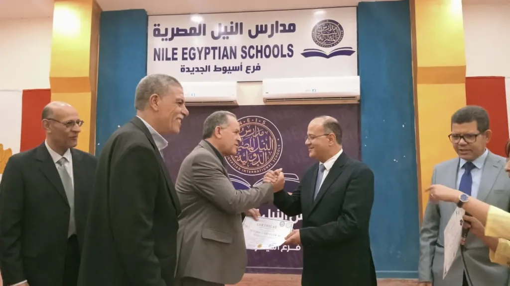 مدير تعليم أسيوط يزور مدرسة النيل المصرية الدولية ويكرم طلابها الحاصلين على... مدير تعليم أسيوط يزور مدرسة النيل المصرية الدولية ويكرم طلابها الحاصلين على شهادة ”DELF-A1 ” الدولية فى اللغة الفرنسية