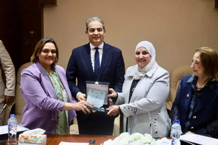 جامعة 6 أكتوبر تُكرِّم نقيب الإعلاميين لإسهاماته العلمية والبحثية جامعة 6 أكتوبر تُكرِّم نقيب الإعلاميين لإسهاماته العلمية والبحثية