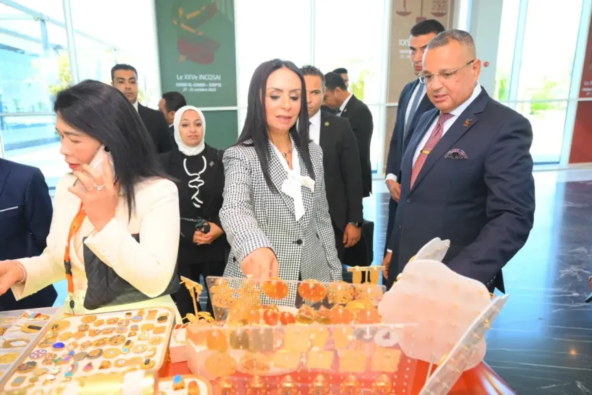 وزيرة التضامن ومحافظ جنوب سيناء يتفقدان جناح معرض ”ديارنا للحرف اليدوية والتراثية” وزيرة التضامن ومحافظ جنوب سيناء يتفقدان جناح معرض ”ديارنا للحرف اليدوية والتراثية”