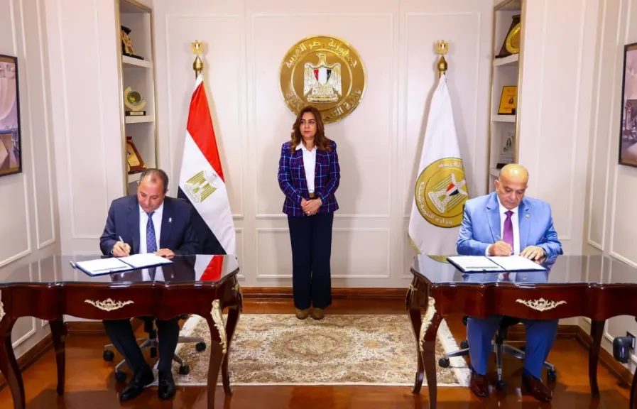 منال عوض تشهد توقيع عقد تقديم خدمات الجمع ونظافة الشوارع بأحياء محافظة... منال عوض تشهد توقيع عقد تقديم خدمات الجمع ونظافة الشوارع بأحياء محافظة بورسعيد