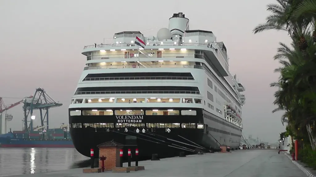 ميناء الإسكندرية يستقبل 8000 راكب علي متن ثلاث سفن سياحية خلال أسبوع ميناء الإسكندرية يستقبل 8000 راكب علي متن ثلاث سفن سياحية خلال أسبوع