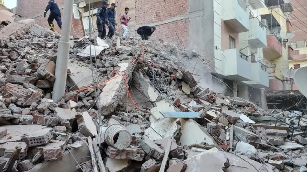 إنهيار منزل مكون من طابقين بأسيوط إنهيار منزل مكون من طابقين بأسيوط