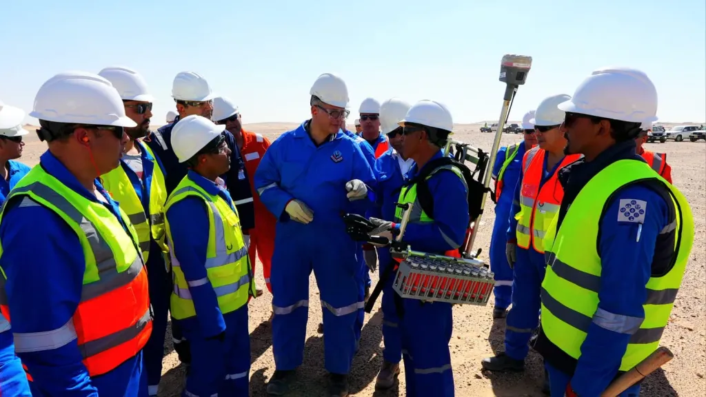 وزير البترول يتابع ميدانيًا أعمال المسح السيزمي غرب أسيوط لجذب استثمارات جديدة... وزير البترول يتابع ميدانيًا أعمال المسح السيزمي غرب أسيوط لجذب استثمارات جديدة في استكشاف البترول والغاز