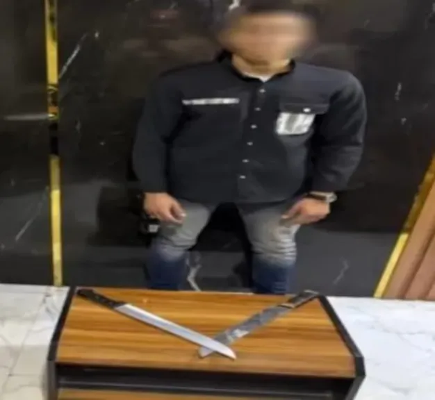 ضبط شخص لوّح بأسلحة بيضاء وسبّ أحد المواطنين من أعلى منزله في... ضبط شخص لوّح بأسلحة بيضاء وسبّ أحد المواطنين من أعلى منزله في كفر الشيخ