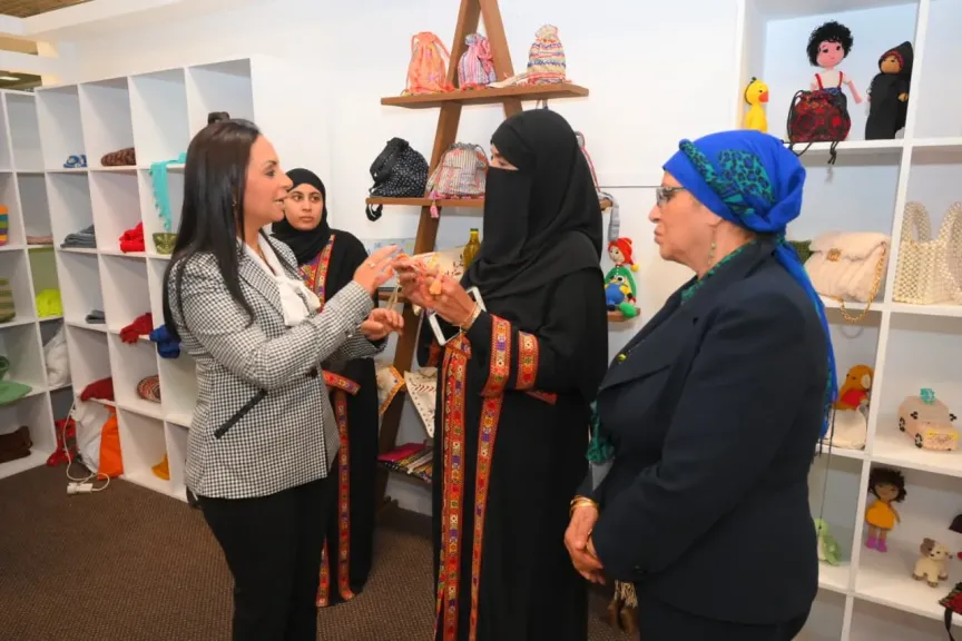 وزيرة التضامن تتفقد جناح معرض ”ديارنا للحرف اليدوية والتراثية” بمطار شرم الشيخ... وزيرة التضامن تتفقد جناح معرض ”ديارنا للحرف اليدوية والتراثية” بمطار شرم الشيخ الدولي