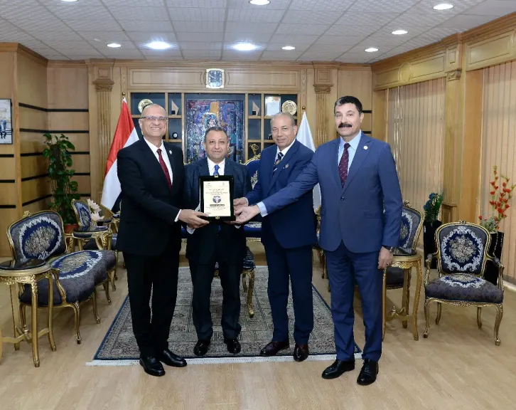 رئيس جامعة المنصورة يستقبل وفدَ الاتحاد الأفروآسيوي لتسليم جائزة ”الأكاديمي الأكثر تأثيرًا”... رئيس جامعة المنصورة يستقبل وفدَ الاتحاد الأفروآسيوي لتسليم جائزة ”الأكاديمي الأكثر تأثيرًا” لعميد كلية السياحة والفنادق