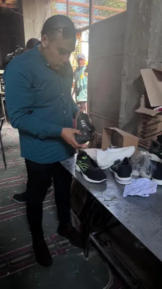 ضبط منشأة مخالفة لتصنيع الأحذية بشبين الكوم واستخدام علامات تجارية وهمية ضبط منشأة مخالفة لتصنيع الأحذية بشبين الكوم واستخدام علامات تجارية وهمية