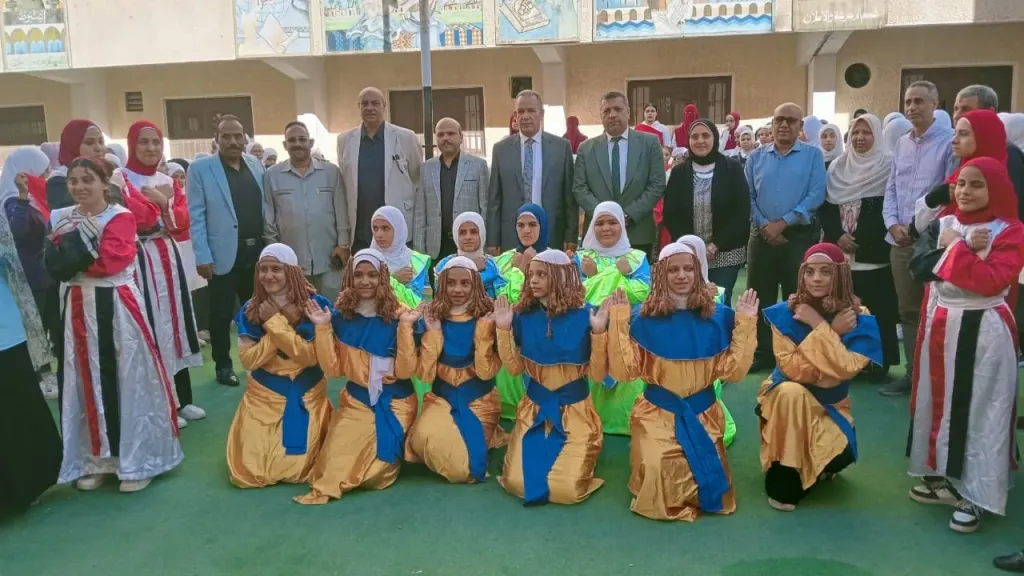 مدير تعليم أسيوط يشارك طالبات الامل للصم كلمة الإذاعة بلغة الاشارة عن المتحف المصرى الكبير