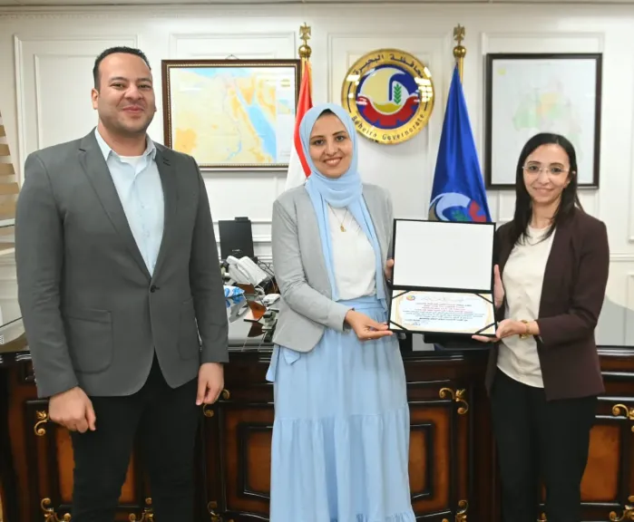 محافظ البحيرة تُكرم مديرة وحدة طب الأسرة بقرية المجد بالرحمانية