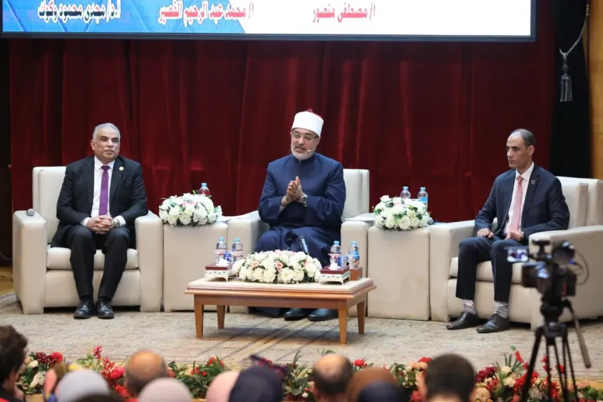 مفتي الجمهورية خلال ندوة تجديد الخطاب الديني ووعي الشباب يؤكد: التعارض بين العلم والدين وهم