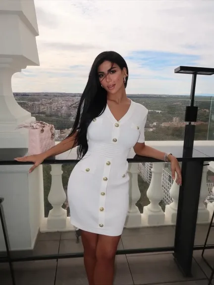 كارولين عزمي تطل بالأبيض علي جمهورها من مدينة نيويورك كارولين عزمي تطل بالأبيض علي جمهورها من مدينة نيويورك