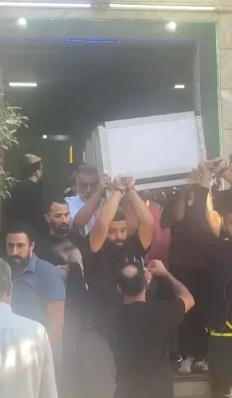 وسط صدمة الأهالي.. تشييع جثمان المصور ماجد هلال من مسجد الشموت ببنها وسط صدمة الأهالي.. تشييع جثمان المصور ماجد هلال من مسجد الشموت ببنها