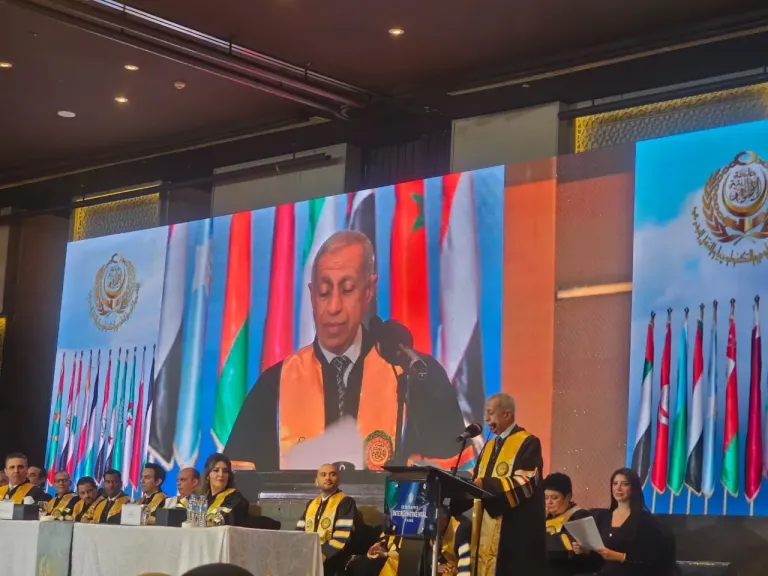 الدكتور عبد الغفار :  خريجو الاكاديمية قادرون على المنافسة والابتكار في... الدكتور عبد الغفار :  خريجو الاكاديمية قادرون على المنافسة والابتكار في مجالات النقل والتجارة واللوجستيات داخل المنطقة العربية وخارجه