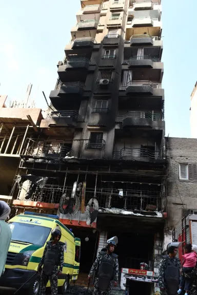 محلات الملابس قنابل موقوتة أسفل العقارات السكنية تهدد حياة المواطنين دون رقابة... محلات الملابس قنابل موقوتة أسفل العقارات السكنية تهدد حياة المواطنين دون رقابة من المسؤلين