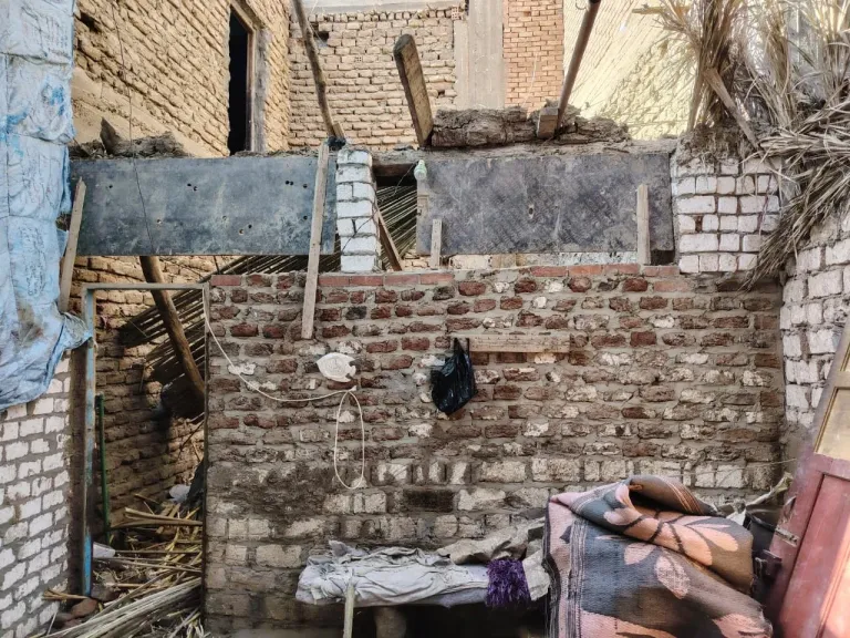 3 شقيقات ماتوا حاضنين بعض.. التصريح بدفن ضحايا انهيار سقف خلال نومهم... 3 شقيقات ماتوا حاضنين بعض.. التصريح بدفن ضحايا انهيار سقف خلال نومهم في قنا