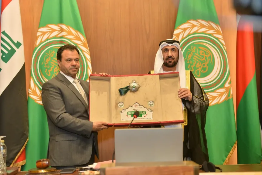 البرلمان العربي يكرم رجل الأعمال الإماراتي محمد أديب حسن حجازي بوسام ”رواد... البرلمان العربي يكرم رجل الأعمال الإماراتي محمد أديب حسن حجازي بوسام ”رواد التنمية” لدوره الرائد فى مجال التنمية المستدامة، ويقدم له الشكر على تبرعه لدعم أنشطة البرلمان