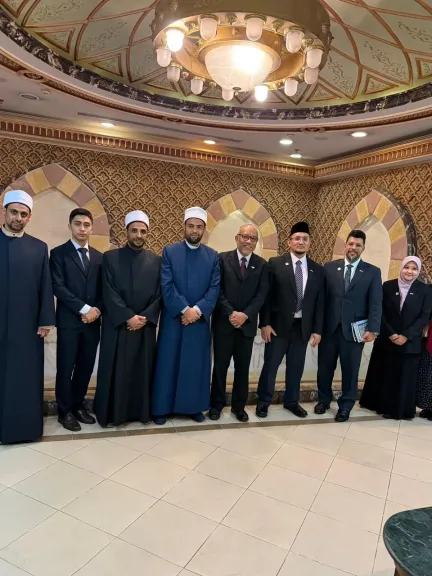 وفد من المجلس الإسلامي السنغافوري يزور دار الإفتاء المصرية لبحث التعاون العلمي... وفد من المجلس الإسلامي السنغافوري يزور دار الإفتاء المصرية لبحث التعاون العلمي والتدريبي