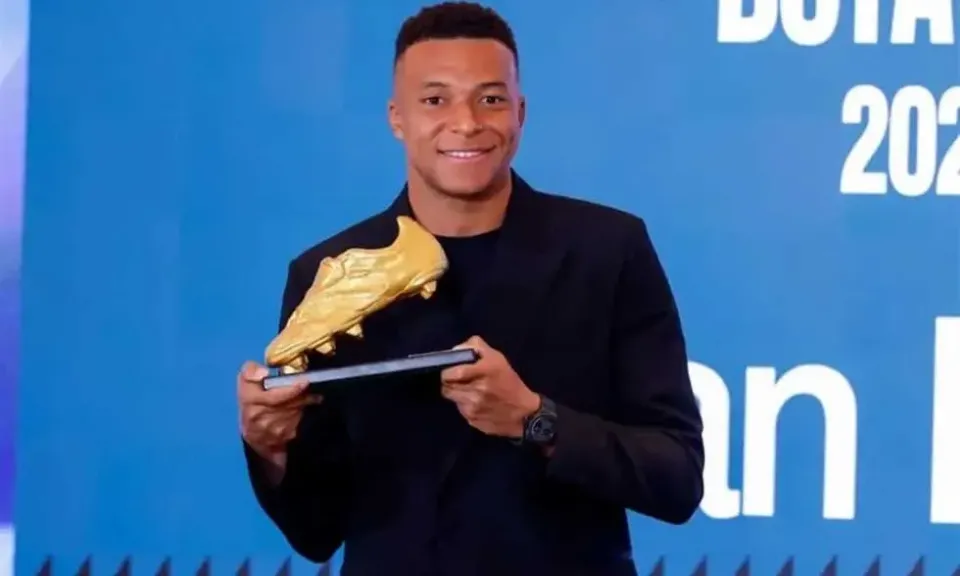 مبابي يتسلم الحذاء الذهبي عن موسم 2024-25: «كان حلمي منذ صغري» مبابي يتسلم الحذاء الذهبي عن موسم 2024-25: «كان حلمي منذ صغري»