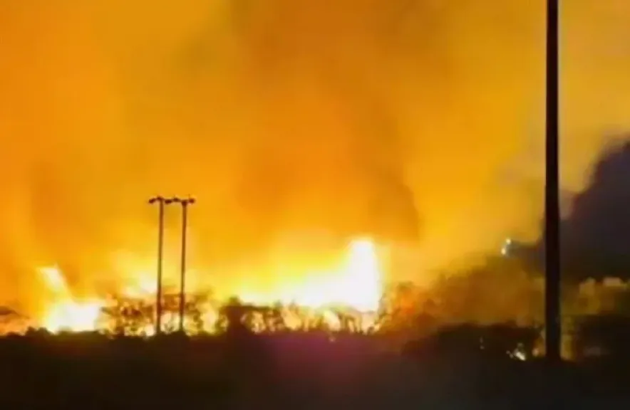 حريق هائل في ولاية نزوى بسلطنة عمان وفرق الدفاع تتدخل حريق هائل في ولاية نزوى بسلطنة عمان وفرق الدفاع تتدخل
